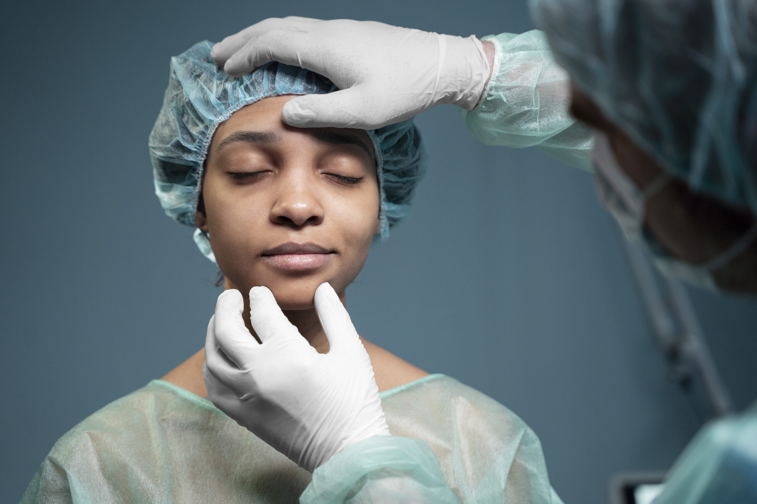 paciente-sonriente-vista-frontal-hospital